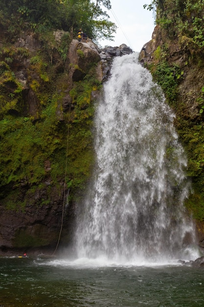 Piękne ujęcie verti wodospadu przepływającego przez missy szorstki klif w Xico, Veracruz, Meksyk