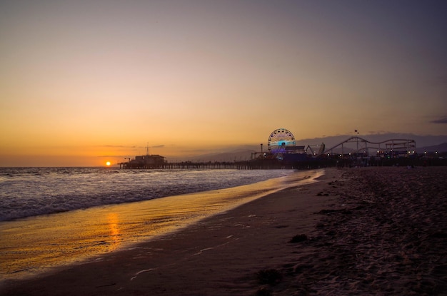 Piękne ujęcie zachodu słońca na molo w Santa Monica