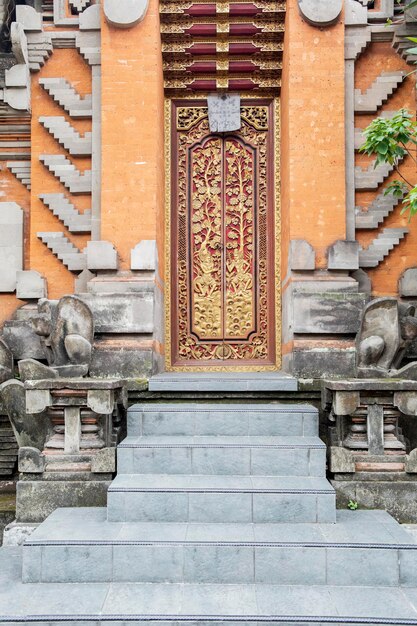 Piękne wejście do świątyni z ozdobnymi drzwiami