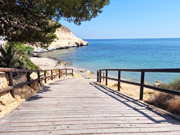 Piękne wejście na plażę drewnianym chodnikiem