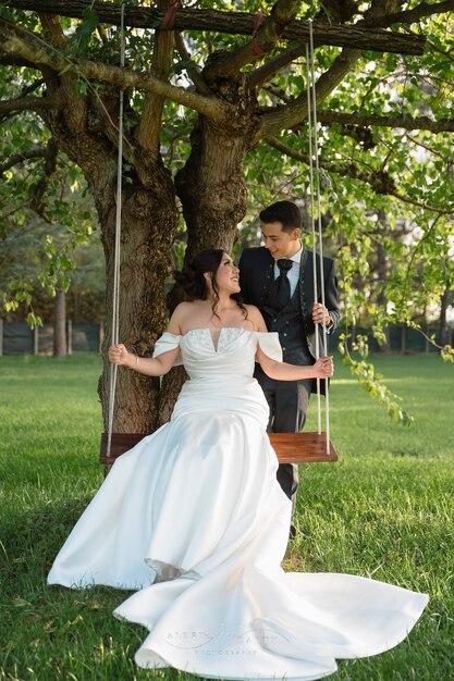 Zdjęcie piękne wesele toma i bonda na zewnątrz