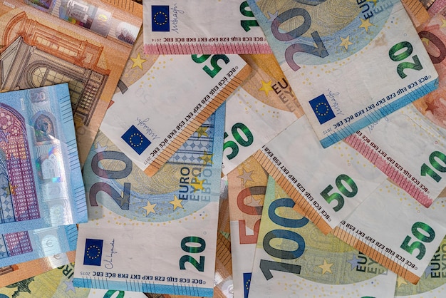 Piękne wielokolorowe nowe banknoty euro rozrzucone na stosie na przestronnym stole