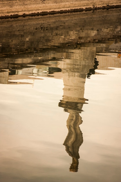 Zdjęcie piękne wodne odbicie historycznego zabytku w typowym włoskim mieście. fotografia artystyczna.