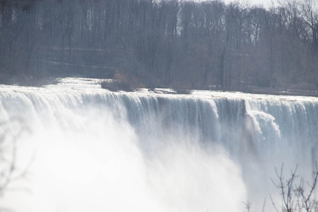 Piękne wodospady Niagara Horseshoe Falls z kanadyjskiej strony wiosną