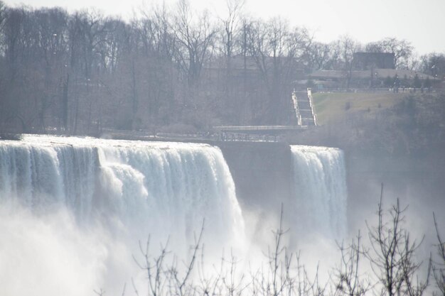 Piękne wodospady Niagara Horseshoe Falls z kanadyjskiej strony wiosną