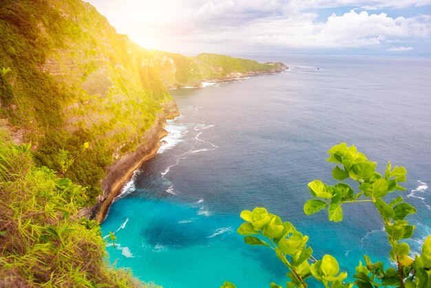 Piękne wybrzeże i turkusowe morze na Bali Indonezja
