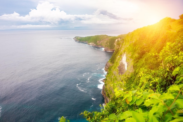 Piękne wybrzeże i turkusowe morze na Bali Indonezja