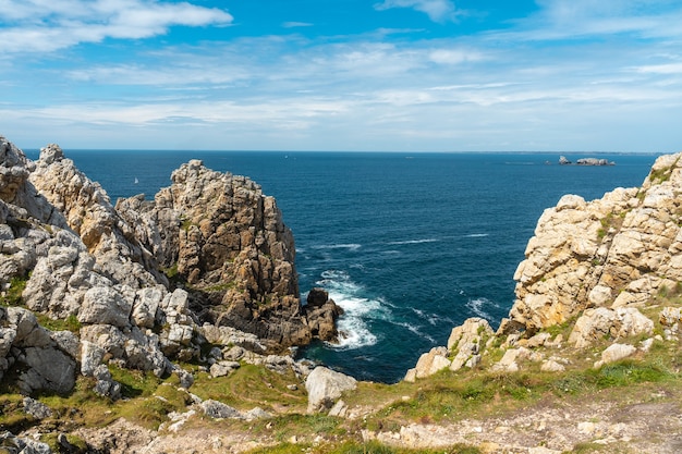 Piękne wybrzeże latem w Pen Hir Point na półwyspie Crozon we francuskiej Bretanii, trzy słynne wysepki, Francja