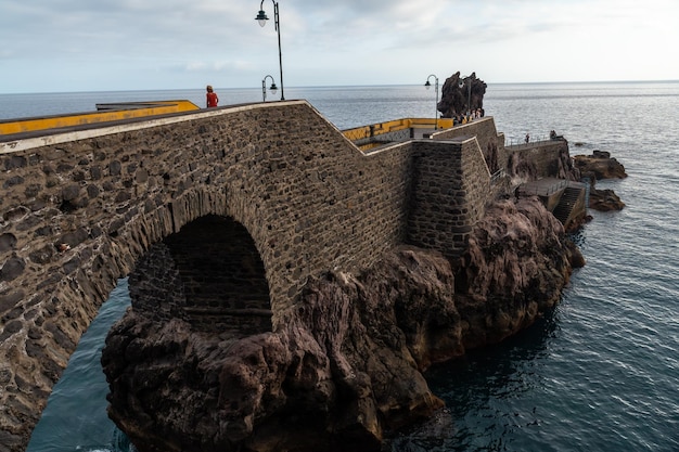 Piękne wybrzeże Ponta do Sol latem i spacer morski Cais da Madeira Portugal