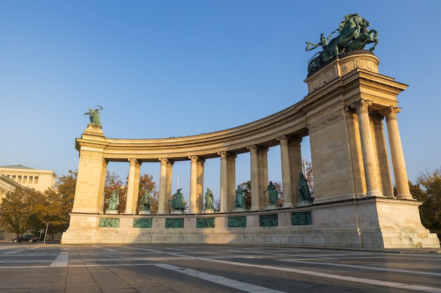 Piękne zabytki na placu Bohaterów w Budapeszcie w słoneczny dzień