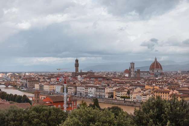 Piękne zabytkowe miasto Florencja Włochy ze starożytnymi domami i katedrami w pochmurny dzień