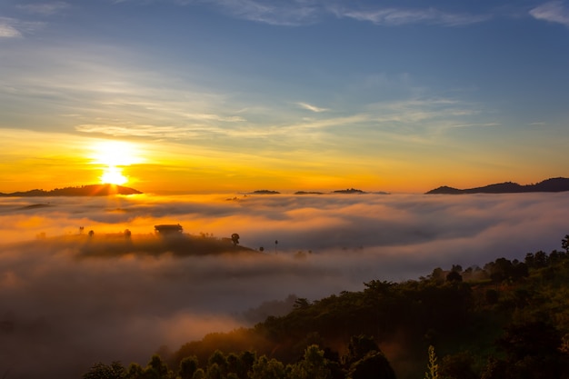 Piękne zakwaterowanie w środku mgły w Khao Kho, prowincja Phetchabun, Tajlandia.
