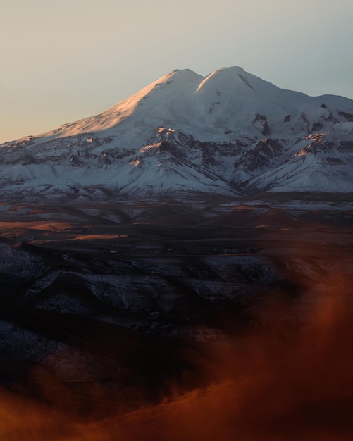 Piękne Zdjęcie Ośnieżonej Góry Elbrus. Jesienna Pogoda, Podróże Przyrodnicze W Rosji. Słoneczne Widoki Na świeżym Powietrzu.