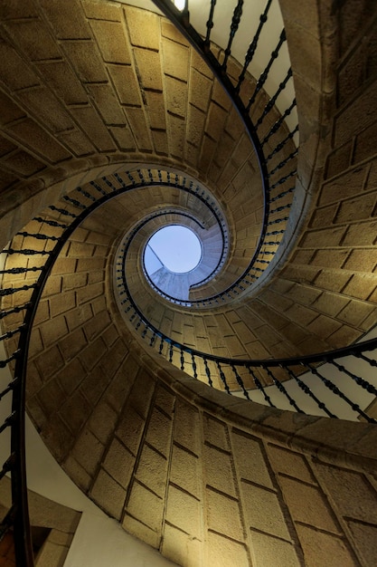Piękne zdjęcie spiralnych schodów bez wyjścia