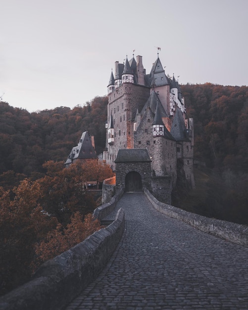 Piękne zdjęcie zamku Eltz w Wierschem w Niemczech