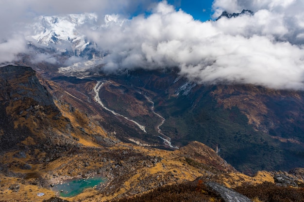 Zdjęcie piękne zielono-niebieskie jezioro lodowcowe himalajów w przełęczy sele la w parku narodowym kanchenjunga w nepalu