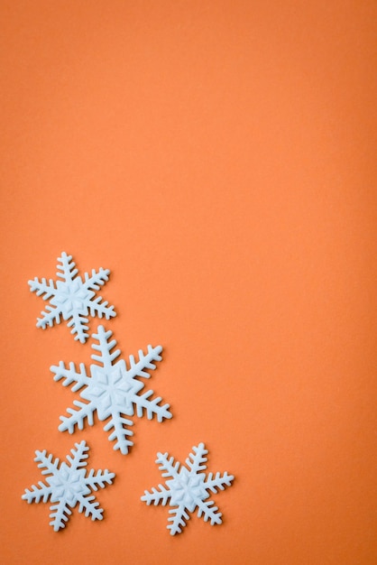 Zdjęcie piękne zimowe płatki śniegu na prostym tle z miejsca na kopię