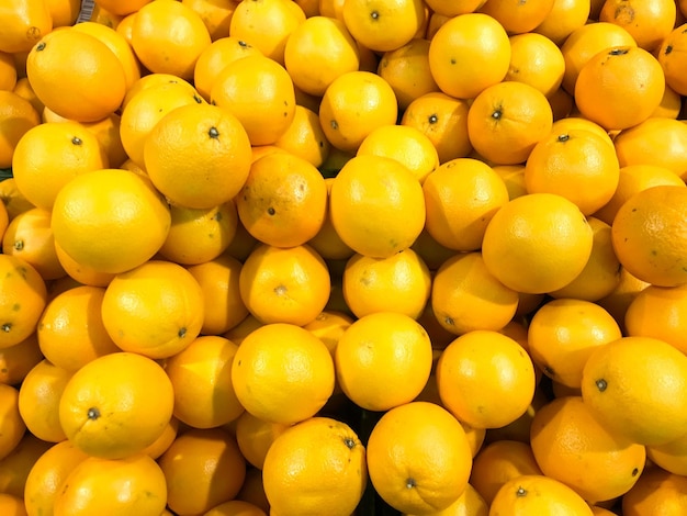 Piękne żółte pomarańczowe naturalne słodkie smaczne dojrzałe miękkie okrągłe jasne mandarynki Tekstura tło