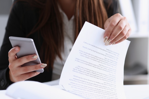 Pięknego brunett bizneswomanu rozmowy uśmiechnięty telefon komórkowy