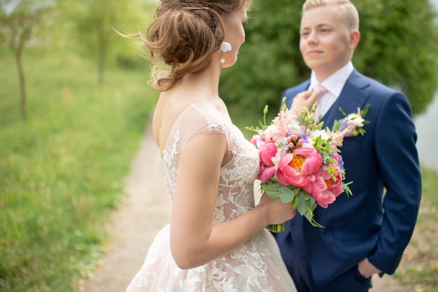 Pięknego ślubu pary plenerowy portret.