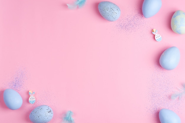 Pięknego Wielkanocnego koloru pastelowi jajka na różowym gwiazdy tle z kopii przestrzenią