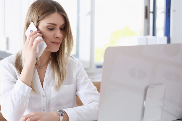 Pięknej Blondynki Bizneswomanu Uśmiechnięta Rozmowa