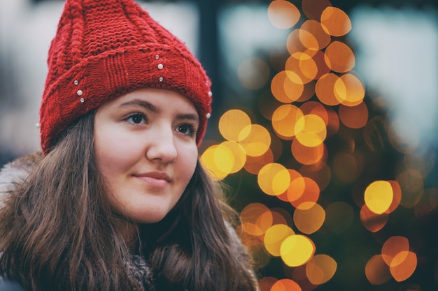 Pięknej dziewczyny brunetki wspaniała dziewczyna, portret w nocy miasta świateł plamy abstrakcjonistycznym świetle