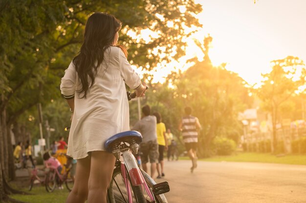 Pięknej Dziewczyny Przyczepy Rowerowy Park W Społeczeństwie