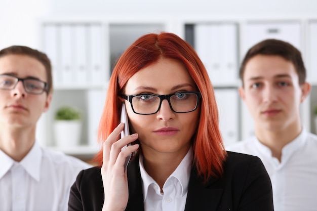 Pięknej Rudzielec Uśmiechnięty Biznesowej Kobiety Telefon Komórkowy