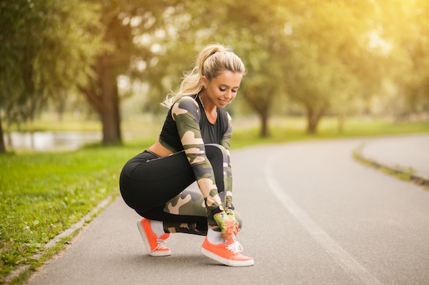 Pięknej Zdrowej Sprawności Fizycznej Blond Kobieta W Moda Sporta Odzieży Bieg I ćwiczy Joga W Parku Przy Zmierzchem