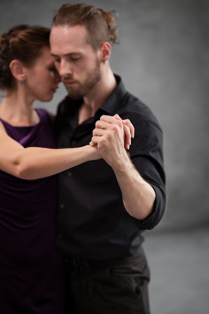 Zdjęcie piękni eleganccy ludzie tańczą tango