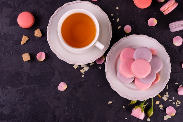 Piękni różowi smakowici macaroons na betonowym tle