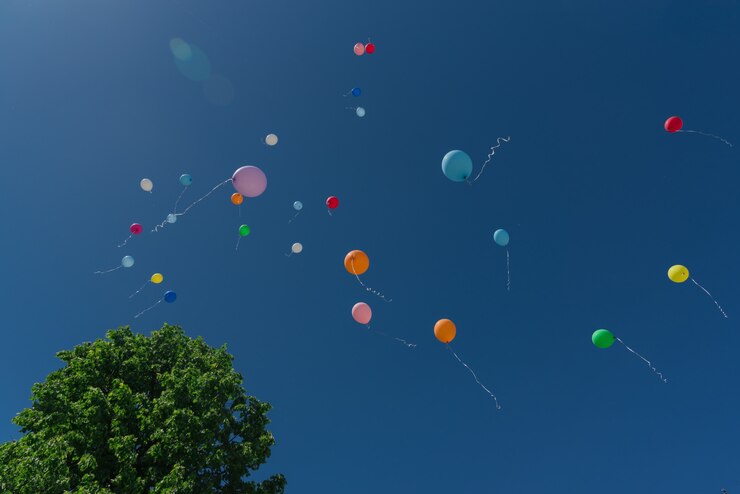 Piękni stubarwni balony przeciw niebu