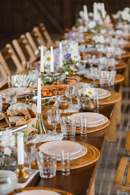 Pięknie nakryty stół do świętowania przyjęcia Zestawy zastawy stołowej dla gości
