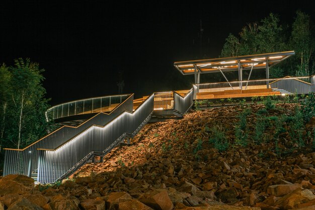 Pięknie oświetlona altana ze schodami w parku