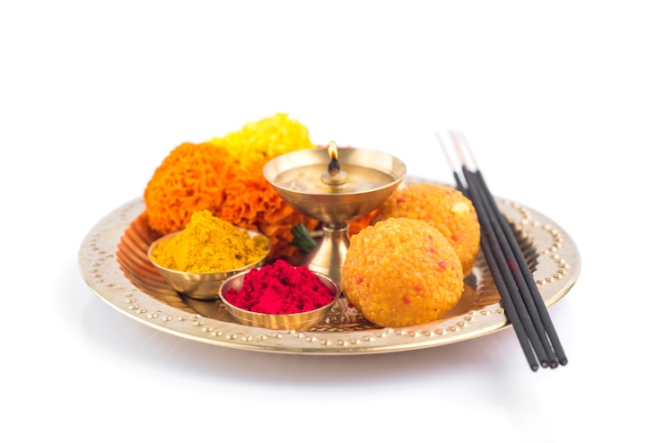 Pięknie udekorowana Pooja Thali na festiwal