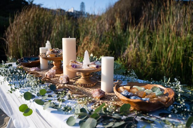 Pięknie udekorowany uroczysty stół z kamieniami mineralnymi, patyczkami do rozmazywania i świecami