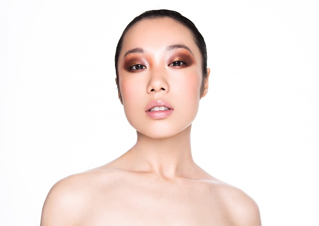 Piękno azjatykciej kobiety makeup zdrowy kosmetyczny portret na bielu