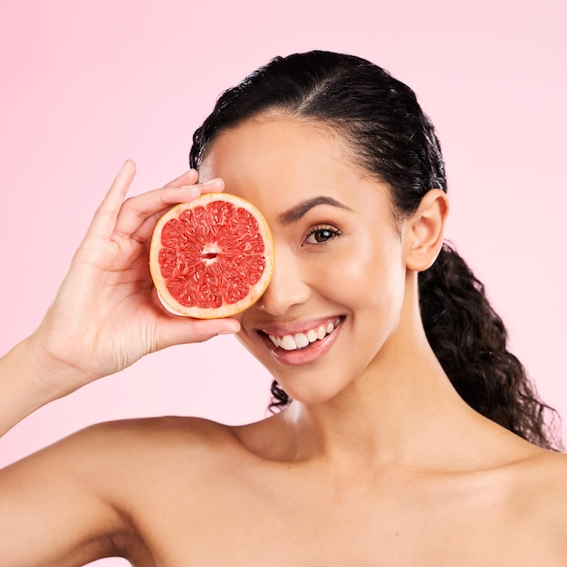 Piękno grejpfrut i twarz kobiety z pielęgnacją skóry dermatologia i naturalny blask Portret szczęśliwej młodej kobiety estetyczny model z owocami dla witaminy c kosmetyki lub zdrowej diety dla dobrego samopoczucia