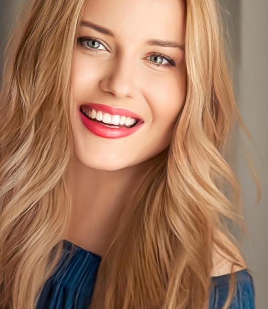 Piękno i kobiecość piękna blondynka z długimi blond włosami uśmiechający się naturalny portret