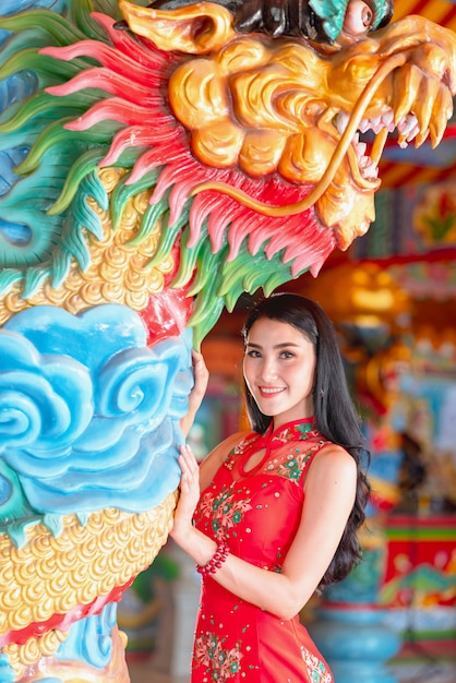 Piękno kobieta i chwyta torba na zakupy w chińskim nowym roku