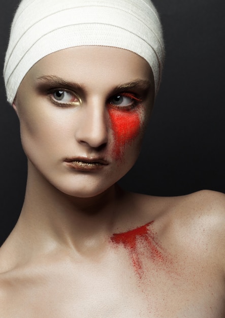 Zdjęcie piękno kobiety bandaża chirurgii plastycznej czerwieni proszek uzupełniał na czerni ścianie