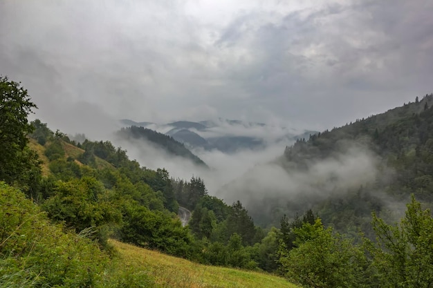 Piękno krajobrazu z parą nad górą