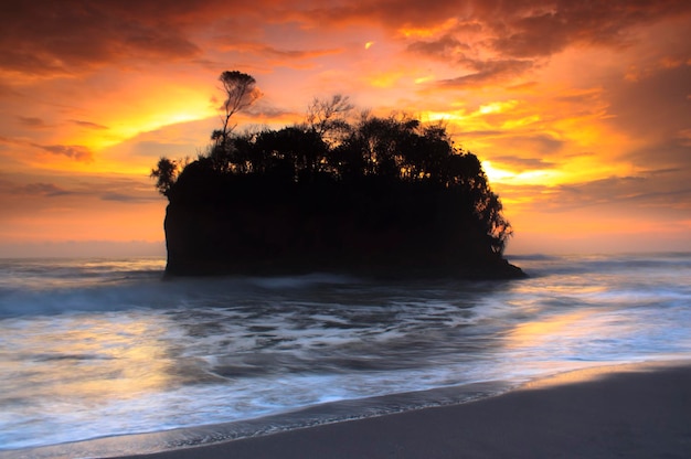 Piękno Panoramiczny Widok Na Plażę O Zachodzie Słońca W Indonezji