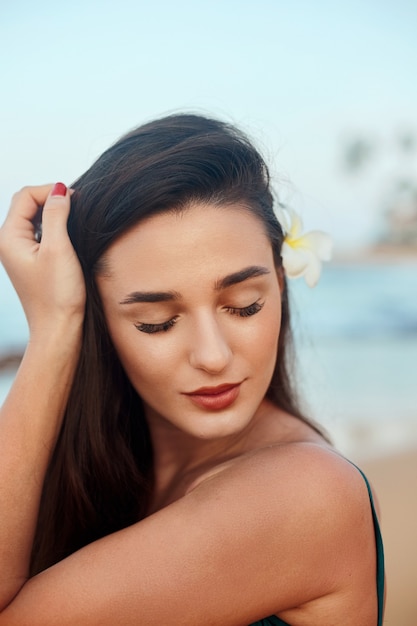 Piękno Portret Kobiecej Twarzy Z Naturalną Skórą Nad Morzem. Piękna Kobieta Na Plaży. Ochrona Skóry. Wakacje, Wakacje, Podróże