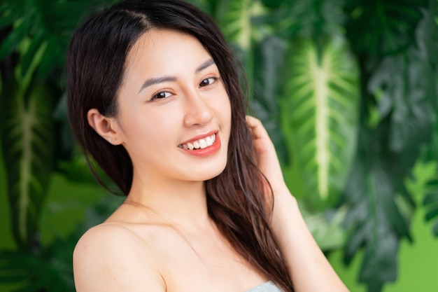 Piękno portret młodej azjatyckiej kobiety z naturalnym tłem