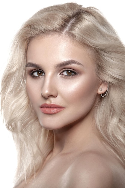 Piękno portret pięknej dziewczyny blond naturalny makijaż i kolor ust Czysta zdrowa skóra izolowany na białym tle