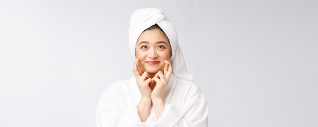 Piękno spa do pielęgnacji skóry Azjatycka kobieta susząca włosy ręcznikiem na głowie po zabiegu prysznicowym Piękna wielorasowa młoda dziewczyna dotyka miękkiej skóry