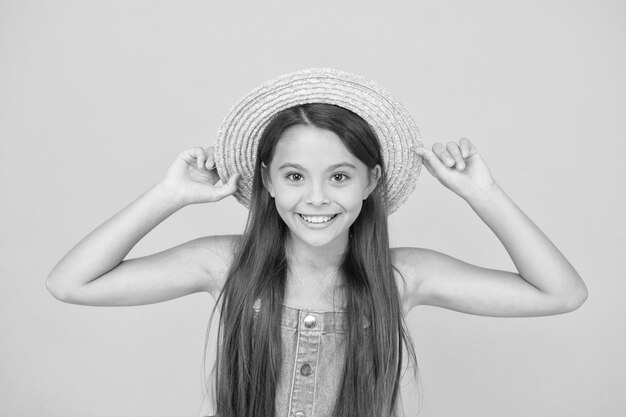 Piękno styl gorącego sezonu lato prognoza pogody czas wakacji mała dziewczynka nosić słomkowy kapelusz plażowy moda i uroda dzieciństwo szczęście szczęśliwy dzień dziecka