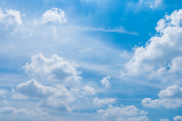 Piękny Airatmosphere Jasne Błękitne Niebo Streszczenie Tło Jasne Tekstury Z Białymi Obłokami.